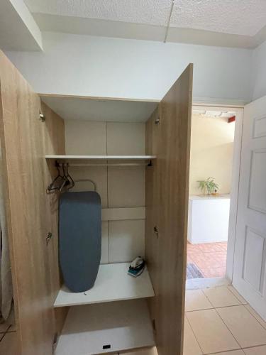 a cupboard with a blue chair in a room at Habitación Privada No 1 Residencial Villa de las Hadas Zona Sur in Tegucigalpa