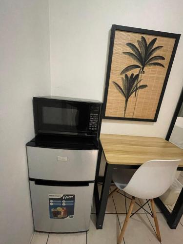 a microwave sitting on top of a desk next to a table at Habitación Privada No 1 Residencial Villa de las Hadas Zona Sur in Tegucigalpa