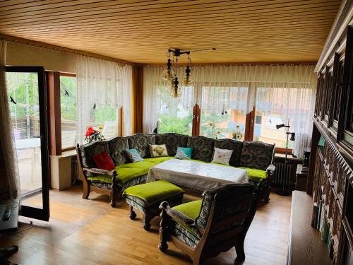 パッペンハイムにあるFerienwohnung Pappenheimのソファとテーブルのあるリビングルーム