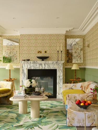 Ruang duduk di Thames Mansion - Water View