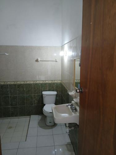 un baño con inodoro y lavabo en Casa Laura, en El Venadillo
