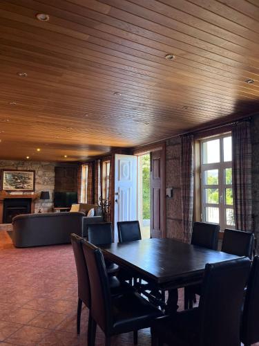 a large dining room with a table and chairs at Casas do Souto in Lousada