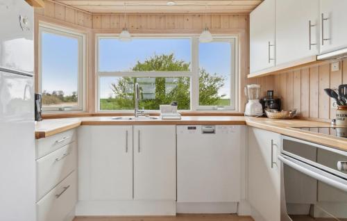 Una cocina o cocineta en Beautiful Home In Gørlev With Sauna