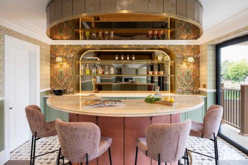 Minuman di Thames Mansion - Water View