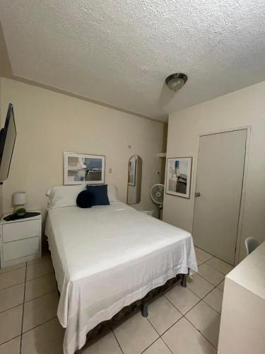 a bedroom with a large white bed in a room at Habitación Privada No 2 Residencial Villa de las Hadas Zona Sur in Tegucigalpa