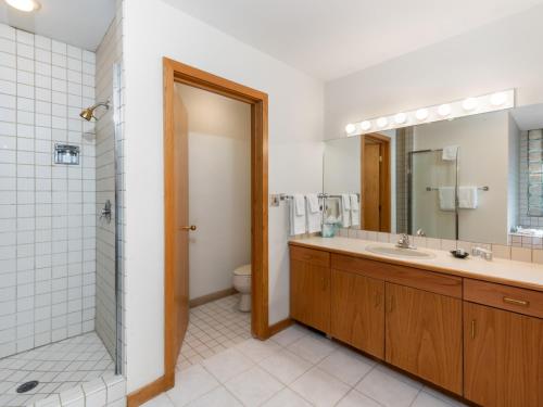 Ένα μπάνιο στο Christiania Condominiums- CoralTree Residence Collection