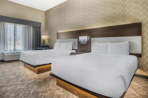 Postel nebo postele na pokoji v ubytování Best Western Plus Parkside Inn & Suites