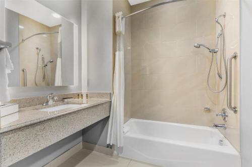 Ένα μπάνιο στο Best Western Plus Fort Worth Forest Hill Inn & Suites
