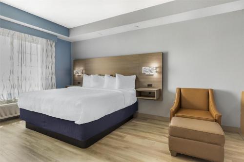 Ένα ή περισσότερα κρεβάτια σε δωμάτιο στο Best Western Plus Fort Worth Forest Hill Inn & Suites