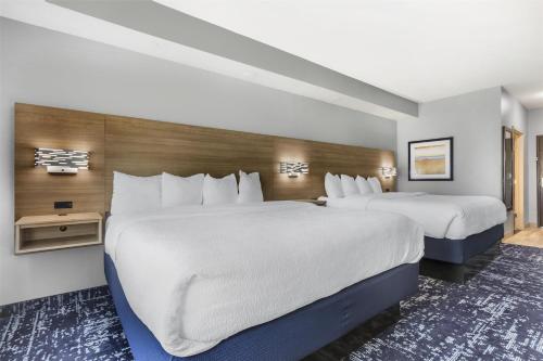 Ένα ή περισσότερα κρεβάτια σε δωμάτιο στο Best Western Plus Fort Worth Forest Hill Inn & Suites