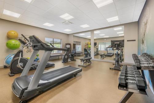 Fitness centrum a/nebo fitness zařízení v ubytování Best Western Plus Parkside Inn & Suites