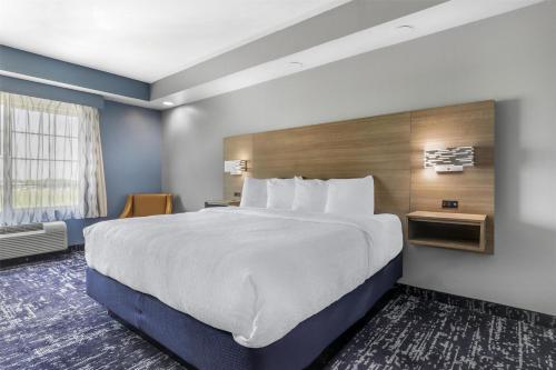 Ένα ή περισσότερα κρεβάτια σε δωμάτιο στο Best Western Plus Fort Worth Forest Hill Inn & Suites