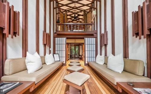 ein Wohnzimmer mit zwei Sofas und einem Tisch in der Unterkunft Stoneflower Cottage in Heber Springs