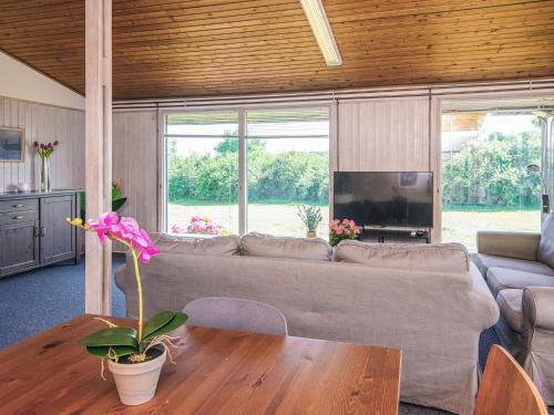 Μια τηλεόραση ή/και κέντρο ψυχαγωγίας στο 6 person holiday home in Juelsminde