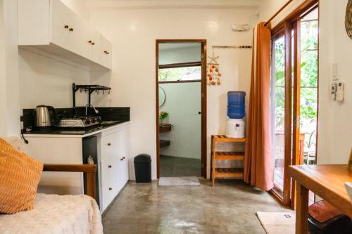 Η κουζίνα ή μικρή κουζίνα στο The Garden Room - Comfy apartment with workspace