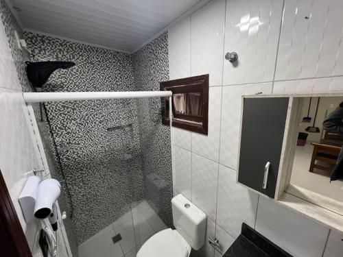 Bilik mandi di Pousada Rota das Praias