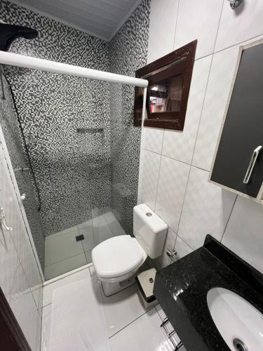 Bilik mandi di Pousada Rota das Praias