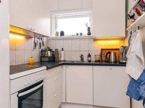 Η κουζίνα ή μικρή κουζίνα στο 4 star holiday home in Karrebæksminde-By Traum