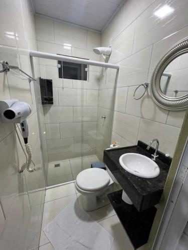 Bilik mandi di Pousada Rota das Praias