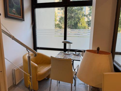 a room with a chair and a table and a window at Hotel Dada Art Berlin 1-Bettzimmer in Berlin