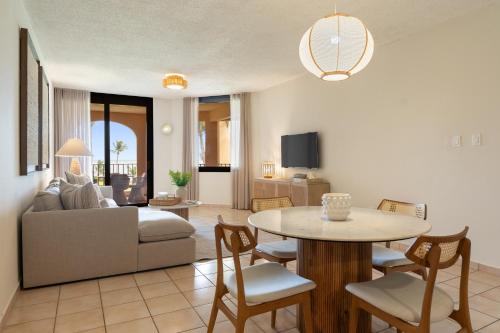 una sala de estar con un sofá y una mesa en Beachfront Paradise 2br Crescent Beach Seaside, en Humacao