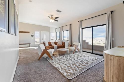 Ruang duduk di The Overlook - Amazing Views Hot Tub & Game Room