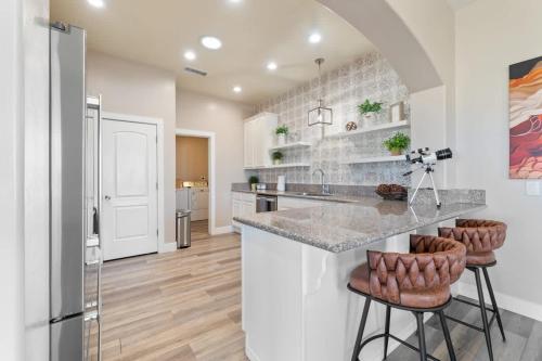 Dapur atau dapur kecil di The Overlook - Amazing Views Hot Tub & Game Room