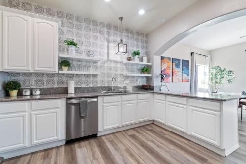 Dapur atau dapur kecil di The Overlook - Amazing Views Hot Tub & Game Room