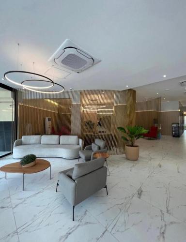 a living room with a couch and a table at Nobre Hotel Aeroporto Congonhas UH504 in Sao Paulo