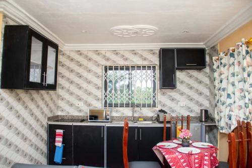 Η κουζίνα ή μικρή κουζίνα στο Luxurious Akwaaba Apartment 2