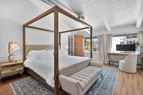 マンハッタン・ビーチにあるYour Coastal Getaway in Manhattan Beach Awaitsのベッドルーム(天蓋付きベッド1台、デスク付)
