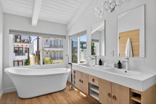 Koupelna v ubytování Your Coastal Getaway in Manhattan Beach Awaits