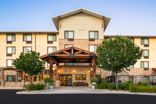 an exterior view of a large building at TownePlace Suites by Marriott Lancaster in Lancaster