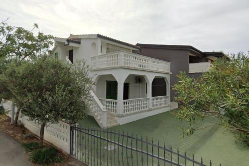 Apartments with a parking space Vir - 17492