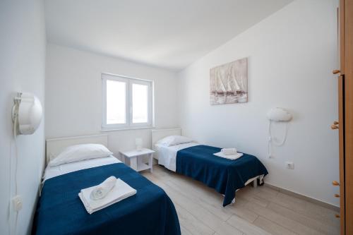 Apartments with parking space Pag - 24714
