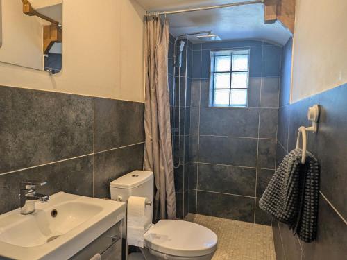 Koupelna v ubytování Maison Contemporaine avec Grand Jardin, Proche Moselle et Nancy, Idéale pour Pêche et Loisirs - FR-1-584-46
