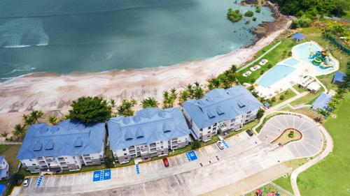 an aerial view of a resort near the beach at Casa frente a la playa con vista al mar in Vacamonte