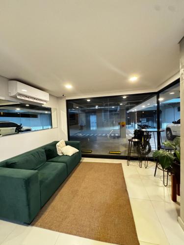 a living room with a green couch and a table at Lujoso Departamento a estrenar de 1 Habitación in Fernando de la Mora