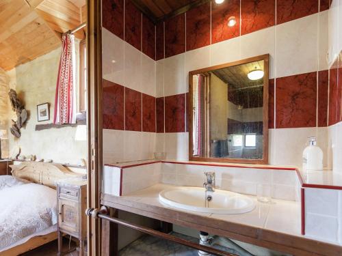 Koupelna v ubytování Country House in Dordogne near Lascaux Cave