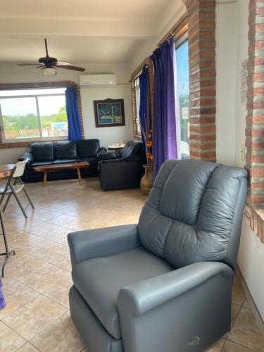 - un salon avec un canapé et des fauteuils en cuir dans l'établissement Casitas Las Palmas - Coral de Mar, à Punta Mita