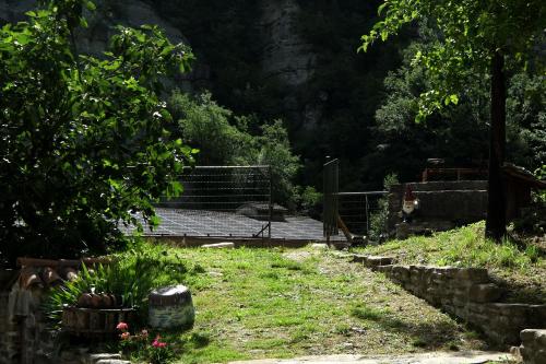a garden with a fence and some grass and flowers at Agriturismo Mulino di Culmolle in Raggio