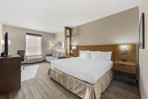 Ένα ή περισσότερα κρεβάτια σε δωμάτιο στο Best Western Green Oak Inn & Suites