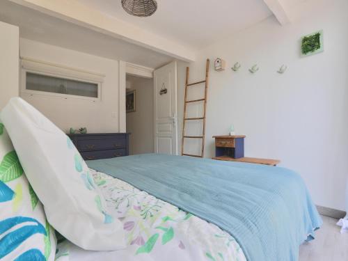 a bedroom with a bed with a blue blanket at Holiday Home in Gargas with Pool and Nature in Gargas