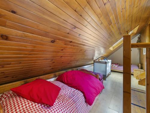Secluded Chalet in Dabo near Forestにあるベッド
