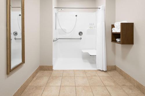 Phòng tắm tại Staybridge Suites Harrisburg-Hershey by IHG