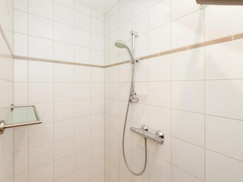una ducha en un baño de azulejos blancos en Rustic Ardennes Retreat, en Petit-Thier