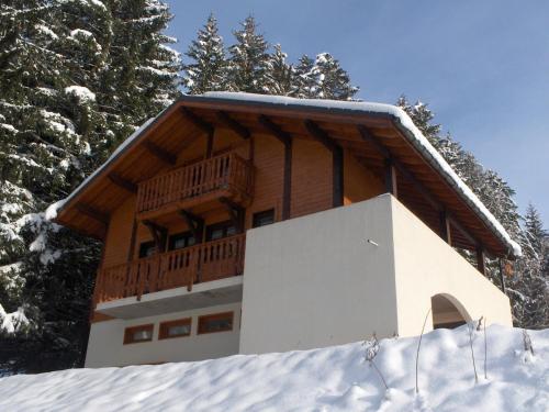 Chalet in Les Gets near Ski Bus & Sauna