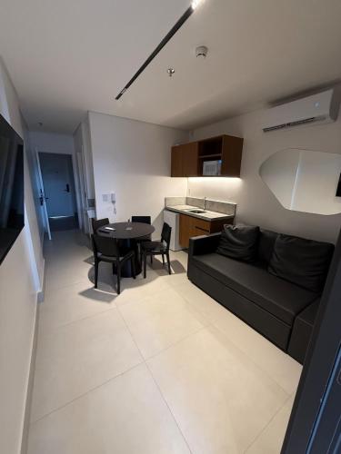 un salon avec un canapé noir et une table dans l'établissement Gav Porto Alto Resorts Porto de Galinhas, Pernambuco, à Penedo