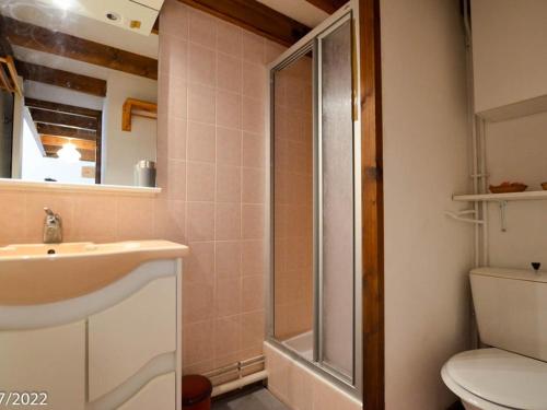 une salle de bain avec une douche, un lavabo et des toilettes dans l'établissement Maison T2 Bis avec Terrasse Privative, proche plage et commerces - LA PALMYRE - FR-1-705-27, à La Palmyre