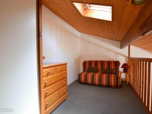 une chambre avec un lit et une commode dans l'établissement Maison T2 Bis avec Terrasse Privative, proche plage et commerces - LA PALMYRE - FR-1-705-27, à La Palmyre